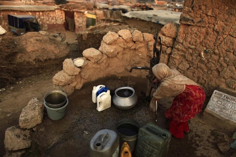 © Reuters. El agua sucia mata más mujeres en el mundo que el sida o el cáncer de pecho