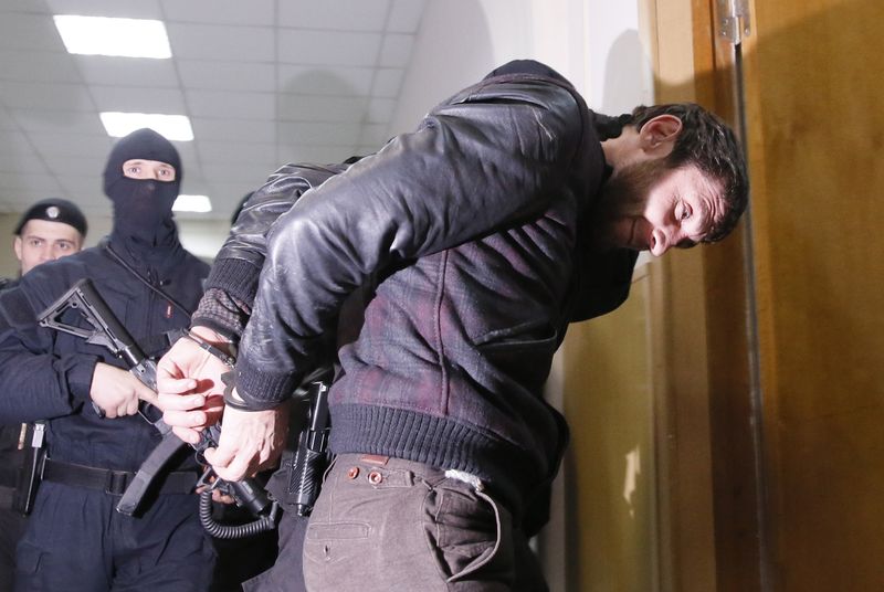 © Reuters. محكمة روسية تأمر باحتجاز خمسة يشتبه بهم في مقتل المعارض نيمتسوف