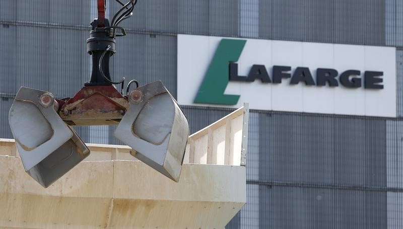 © Reuters. A logo is seen at a Lafarge concrete production plant in Pantin