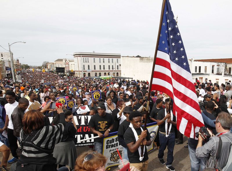 © Reuters. آلاف الأمريكيين يشاركون في مسيرة لاحياء ذكرى "الاحد الدامي"