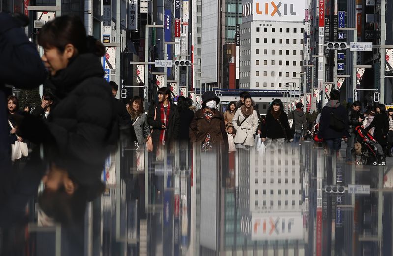 © Reuters. People walk on a street at Tokyo's Ginza shopping district