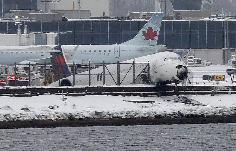 © Reuters. تقرير..محققون يدرسون المكابح كسبب محتمل لانزلاق طائرة نيويورك