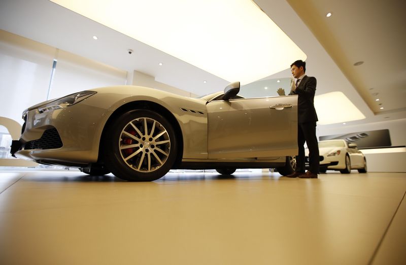 © Reuters. A car dealer checks a Maserati Ghibli car at its dealership in Seoul