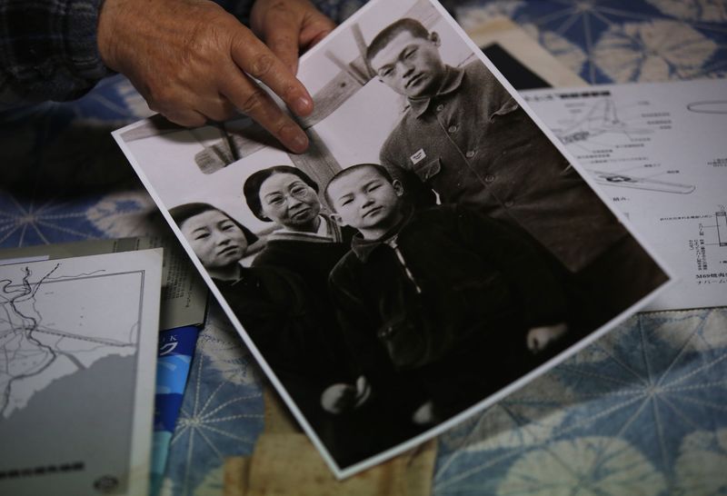 © Reuters. Japanese Katsumoto Saotome, a survivor of Great Tokyo Air Raids in 1945, points to his family photo taken in 1943, in Tokyo