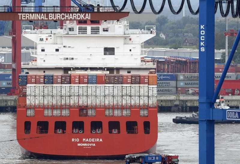 © Reuters. Containership arrives at a shipping terminal in the harbour of Hamburg