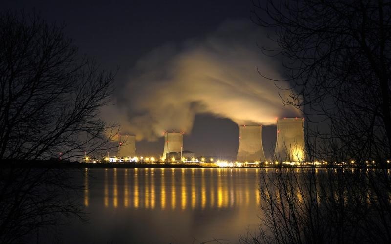 © Reuters. The EDF nuclear power station of Cattenom near Thionville, Eastern France, is seen at night