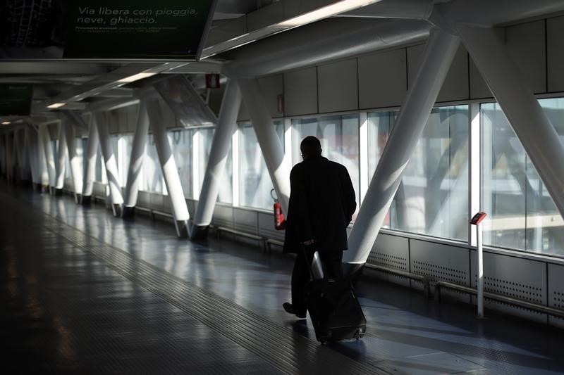 © Reuters. A passenger walks at Fiumicino airport in Rome