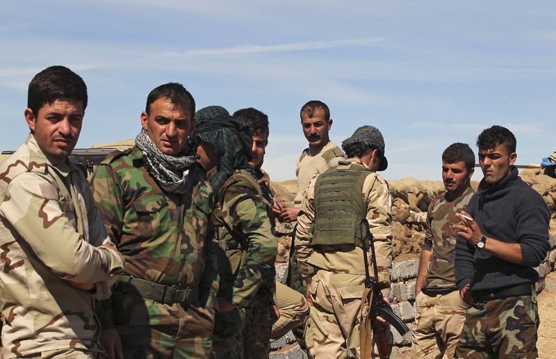 © Reuters. القوات الكردية تهاجم تنظيم الدولة الإسلامية غربي كركوك بالعراق