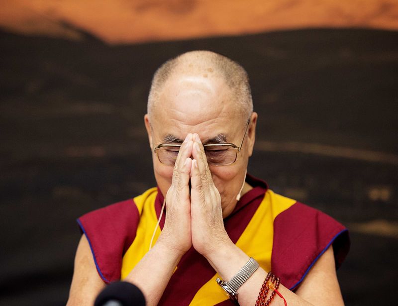 © Reuters. Exiled Tibetan spiritual leader, the Dalai Lama, gives a gesture of greeting as he arrives at a news conference in Copenhagen