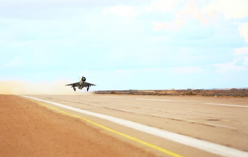 © Reuters. قوات الحكومة الليبية المعترف بها دوليا تهاجم مطارا في طرابلس