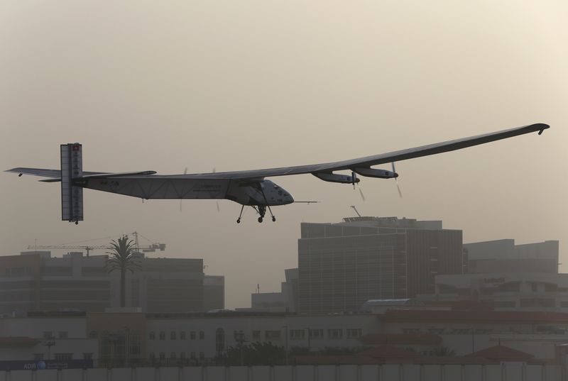© Reuters. انطلاق أول رحلة حول العالم لطائرة تعمل بالطاقة الشمسية من الإمارات