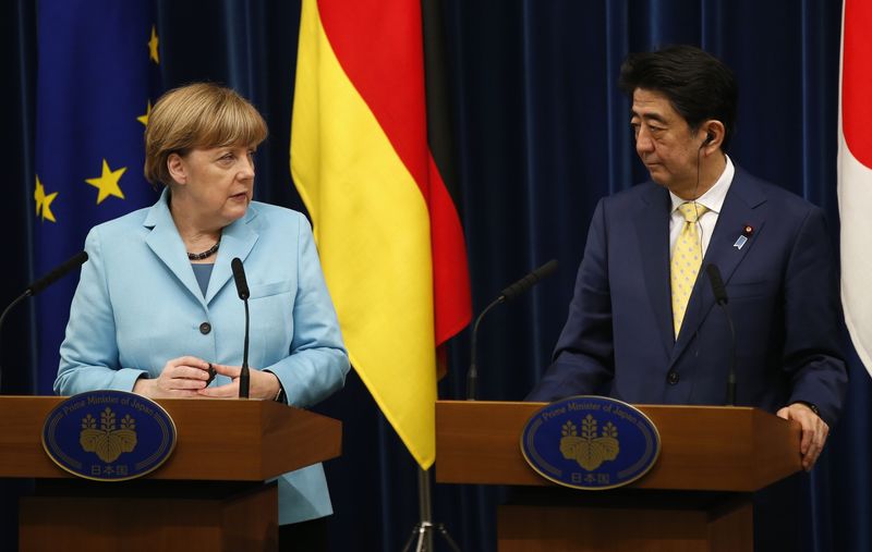 © Reuters. اليابان وألمانيا تطالبان روسيا بدور في التوصل لحل دبلوماسي في أوكرانيا