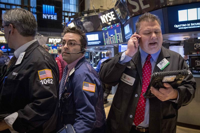 © Reuters. Traders work on the floor of the New York Stock Exchange