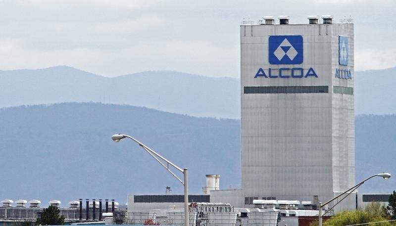 © Reuters. The Great Smoky Mountains are shown in the background in this view of the Alcoa Aluminum plant in Alcoa