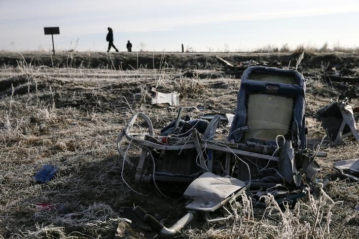 © Reuters. Destroços do voo MH17 da Malaysia Airlines, no vilarejo de Hrabove, na região de Donetsk