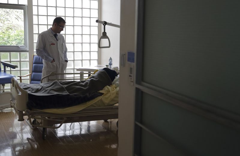 © Reuters. برلمان فرنسا يناقش الثلاثاء قانون "السبات العميق" حتى وفاة المريض