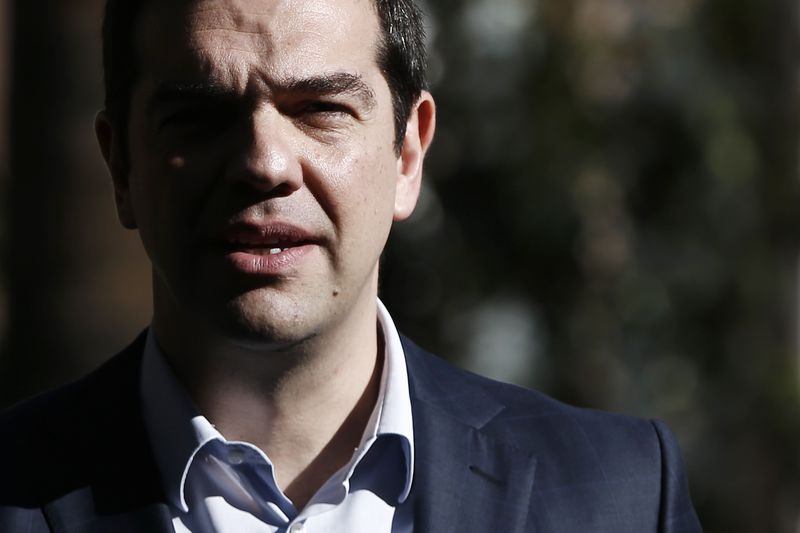 © Reuters. استطلاع: معظم اليونانيين يريدون اتفاقا بشأن برنامج الانقاذ