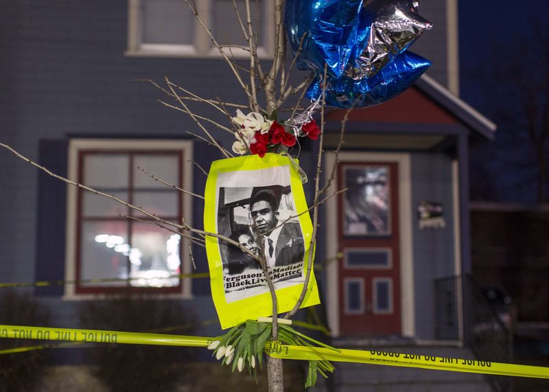 © Reuters. Homenagem ao jovem de 19 anos morto pela polícia em Madison, Wisconsin, nos EUA