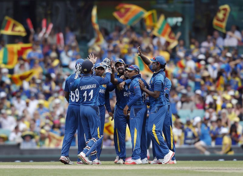 © Reuters. Sri Lanka players celebrate the wicket of Australia's Finch during their Cricket World Cup match in Sydney