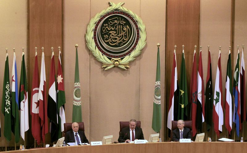 © Reuters. Foreign ministers of the Arab League take part in an emergency meeting at the League's headquarters in Cairo