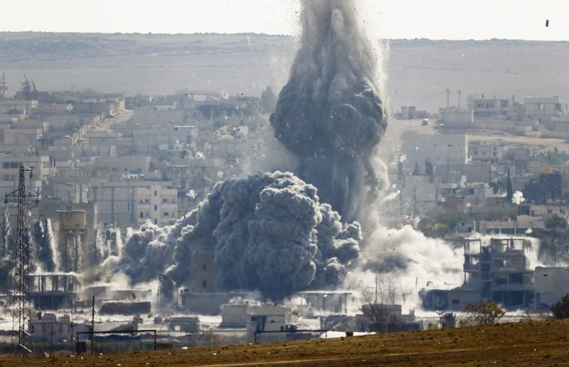 © Reuters. امريكا والحلفاء ينفذون 14 غارة جوية في سوريا والعراق