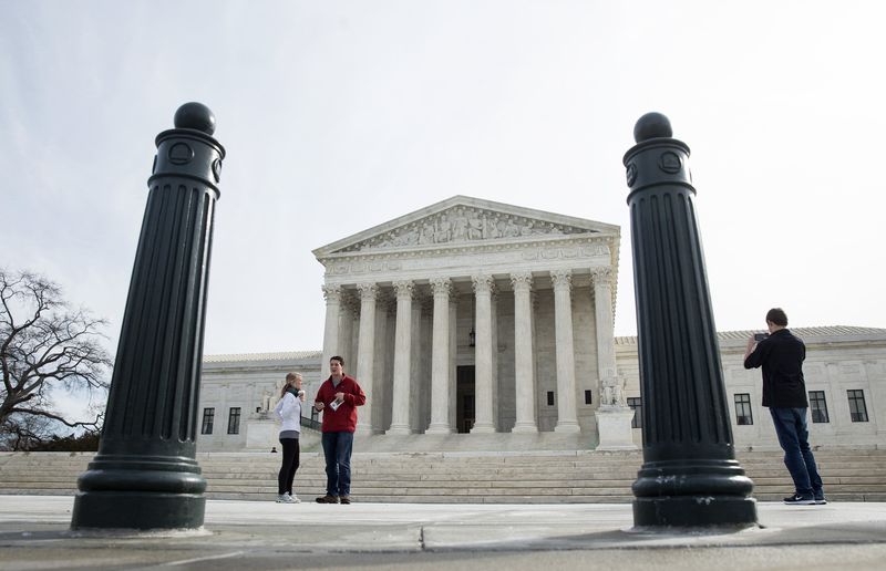 © Reuters. Tourists walk in front of the Supreme Court