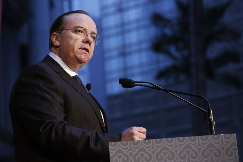 © Reuters. HSBC Group CEO Stuart Gulliver speaks before unveiling a sculpture outside the bank's headquarters in Hong Kong