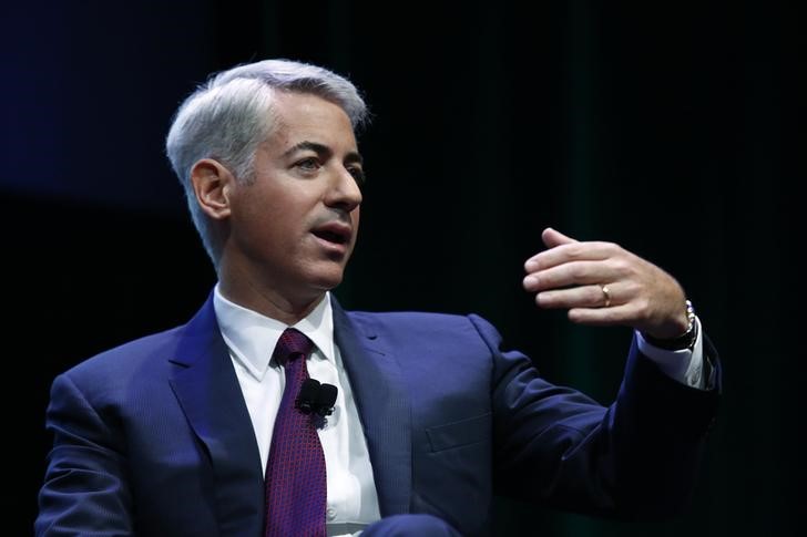 © Reuters. William Ackman, founder and CEO of hedge fund Pershing Square Capital Management, speaks to the audience about Herbalife company in New York