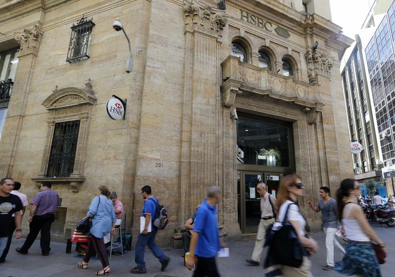 © Reuters. Pedestrians walk past a main branch of HSBC bank in downtown Buenos Aires