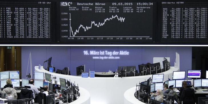 © Reuters. Las bolsas europeas caen en el primer día de programa del BCE