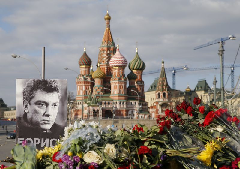 © Reuters. Retrato do crítico do Kremlin Boris Nemtsov e flores no local onde ele foi morto, em Moscou