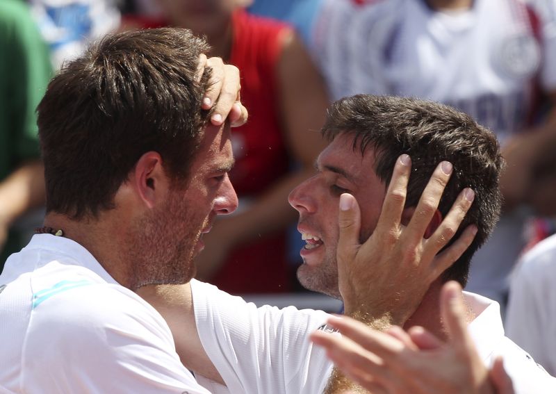 © Reuters. Argentina's Delbonis is congratulated by del Potro after Delbonis defeated Brazil's Thomaz Bellucci during their Davis Cup men's single tennis match in Buenos Aires