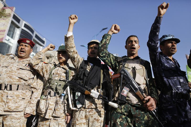 © Reuters. الحوثيون يبثون فيديوهات "لشهداء" لرفع الروح المعنوية