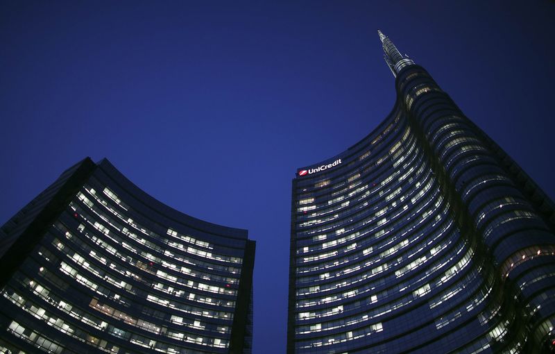 © Reuters. S&P dice que la débil economía italiana sigue pesando sobre los bancos