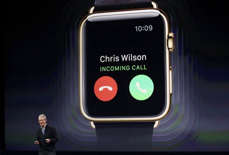 © Reuters. Apple CEO Tim Cook introduces the Apple Watch during an Apple event in San Francisco