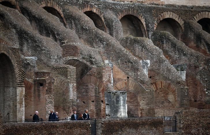 © Reuters. Dos turistas de EEUU, citadas por la policía por grabar sus iniciales en el Coliseo