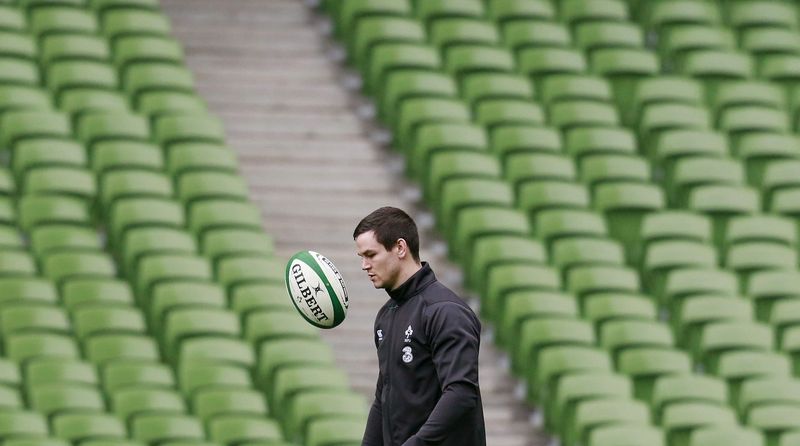 © Reuters. Ireland's Jonathan Sexton warms up during the Captain's Run at the Aviva stadium in Dublin