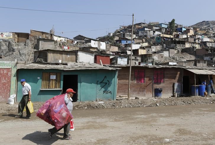 © Reuters. Julia Huachwilca carrega comida e material reciclável nos arredores de Lima
