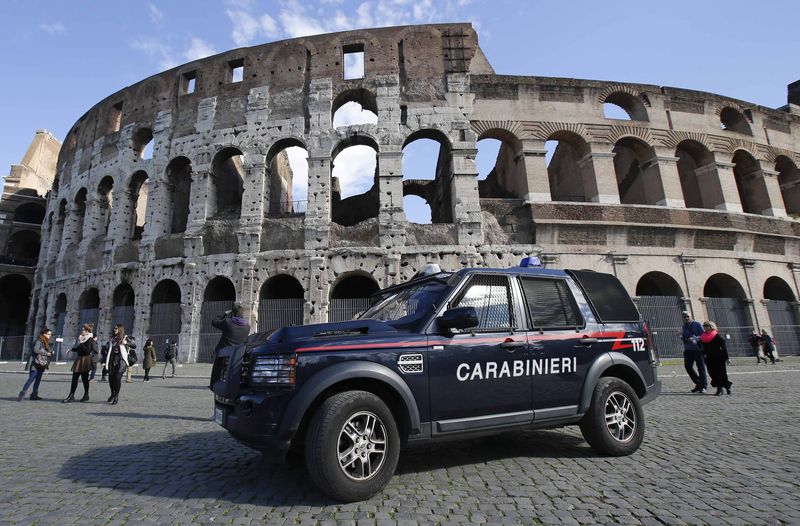 © Reuters. Policiais patrulham a região do Coliseu em Roma