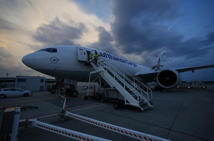 © Reuters. A Boeing 777-F aircraft of German Lufthansa Cargo air carrier stands on the tarmac during loading at Fraport airport in Frankfurt