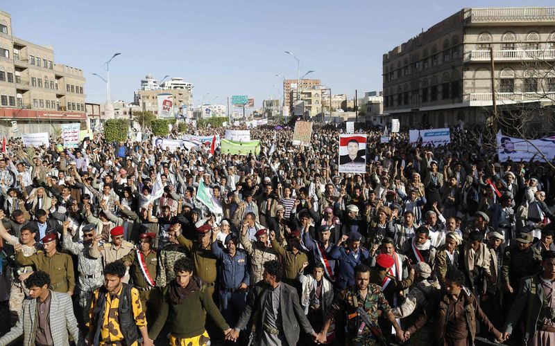 © Reuters. Seguidores da etnia houthi fazem protesto em apoio à milícia em Sanaa