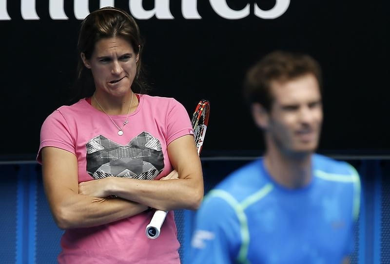 © Reuters. Amelie Mauresmo, coach of Britain's Andy Murray, watches him during a practice session on Margaret Court Arena at Melbourne Park