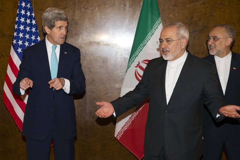 © Reuters. File photo of U.S. Secretary of State Kerry and Iran's Foreign Minister Zarif as they arrive to resume nuclear negotiations in Montreux