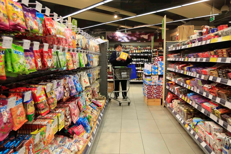 © Reuters. File photo of a customer selecting products at a supermarket in Shanghai