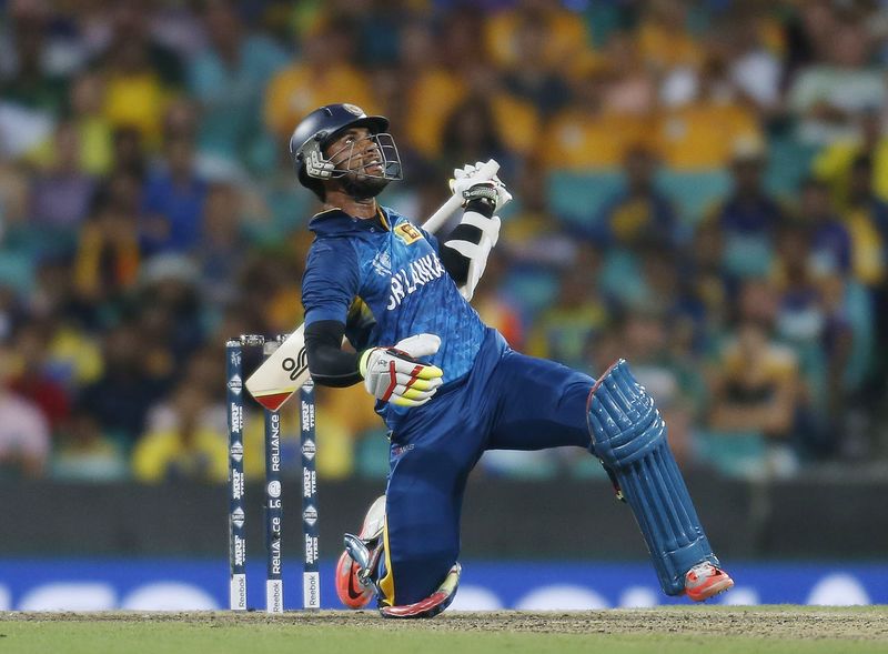 © Reuters. Sri Lanka's Chandimal hits a shot during their Cricket World Cup match against Australia in Sydney