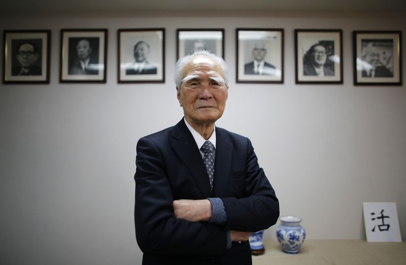 © Reuters. Former Japanese PM Murayama poses in front of portraits of former leaders of his Social Democratic Party after an interview with Reuters at the party headquarters in Tokyo