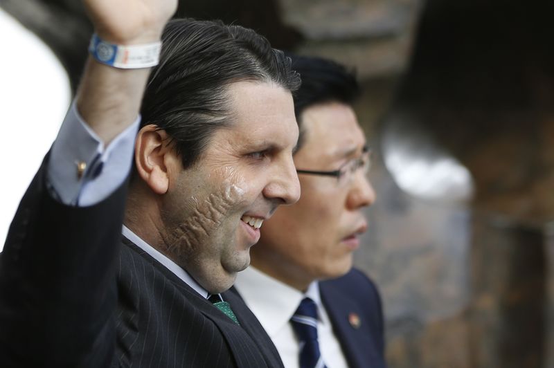 © Reuters. U.S. ambassador to South Korea Mark Lippert waves as he leaves a hospital in Seoul