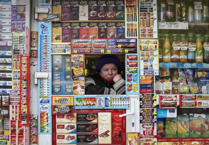 © Reuters. Продуктовая палатка в Киеве 