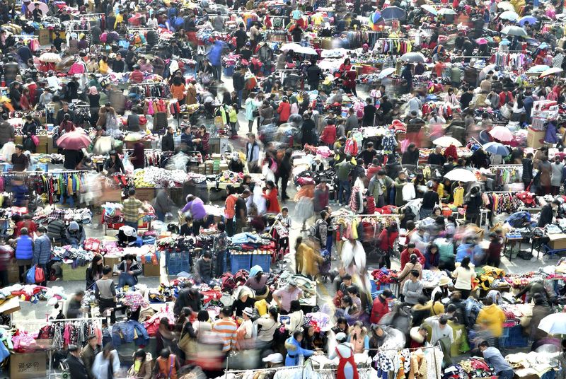 © Reuters. People shop at a garment market ahead of the upcoming Spring Festival, in Hangzhou