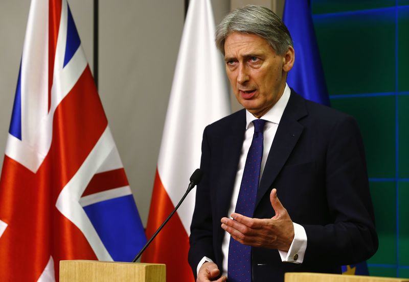 © Reuters. Secretário britânico das Relações Exteriores, Philip Hammond, durante coletiva em Varsóvia